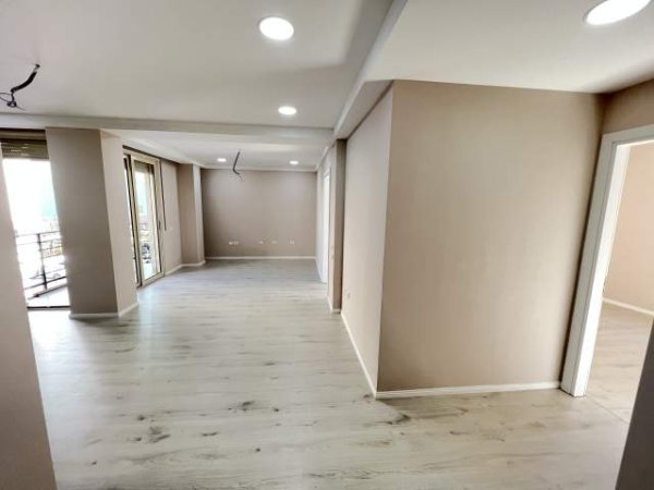 Tirane, jepet me qera ambjent biznesi  Kati 2, 116 m² 800 Euro (Komuna Parisit)