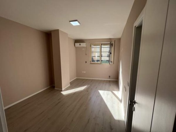 Tirane, jepet me qera ambjent biznesi  Kati 2, 116 m² 800 Euro (Komuna Parisit)