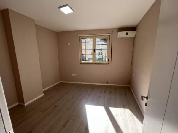 Tirane, jepet me qera ambjent biznesi  Kati 2, 116 m² 800 Euro (Komuna Parisit)