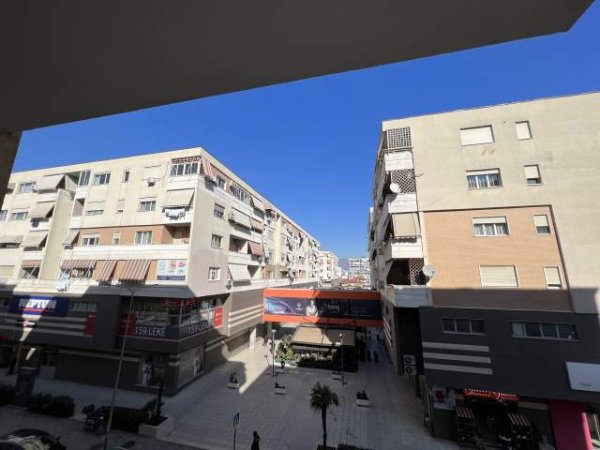Tirane, jepet me qera ambjent biznesi  Kati 2, 116 m² 800 Euro (Komuna Parisit)