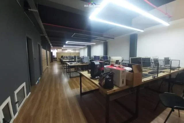 Tirane, jepet me qera zyre Kati 1, 300 m² 2500 Euro (21 Dhjetori)