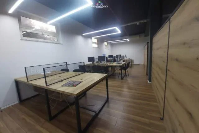 Tirane, jepet me qera zyre Kati 1, 300 m² 2500 Euro (21 Dhjetori)