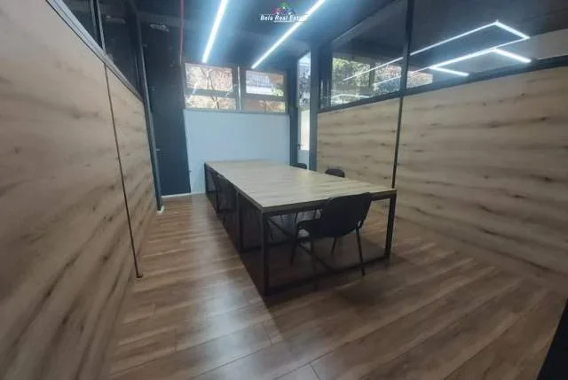 Tirane, jepet me qera zyre Kati 1, 300 m² 2500 Euro (21 Dhjetori)
