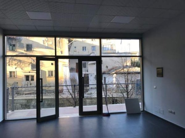 Tirane, jepet me qera ambjent biznesi Kati 0, 40 m² 260 Euro (Tower Brigde)