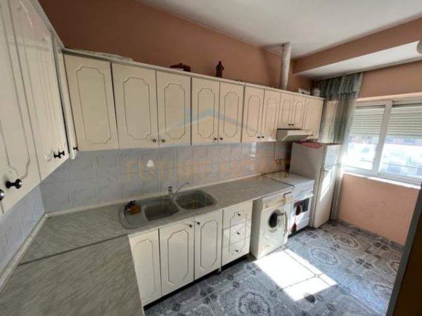 Korce, shitet apartament 2+1 Kati 5, 34.000 m² 34.000 Euro (Blloku I Ri I Sportit, Korçë)