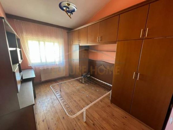 Korce, shitet apartament 2+1 Kati 5, 34.000 m² 34.000 Euro (Blloku I Ri I Sportit, Korçë)