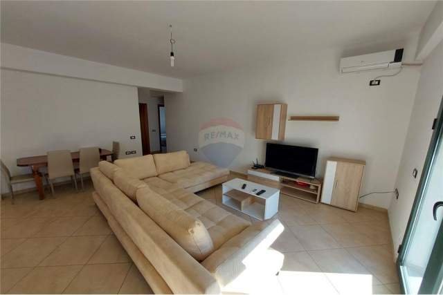Vlore, jepet me qera apartament 2+1+A+BLK Kati 5, 140 m² 350 Euro (Rruga e Cipajve)