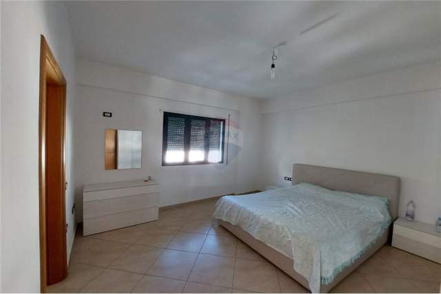 Vlore, jepet me qera apartament 2+1+A+BLK Kati 5, 140 m² 350 Euro (Rruga e Cipajve)