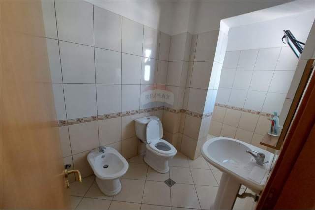 Vlore, jepet me qera apartament 2+1+A+BLK Kati 5, 140 m² 350 Euro (Rruga e Cipajve)