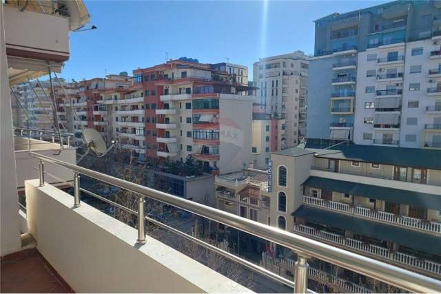 Vlore, jepet me qera apartament 2+1+A+BLK Kati 5, 140 m² 350 Euro (Rruga e Cipajve)