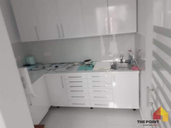Tirane, jepet me qera zyre Kati 1, 127 m² 2.000 Euro (Rruga Pjeter Bogdani)