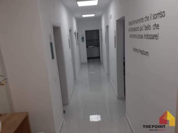 Tirane, jepet me qera zyre Kati 1, 127 m² 2.000 Euro (Rruga Pjeter Bogdani)