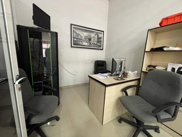 Tirane, jepet me qera ambjent biznesi Kati 5, 120 m² 1.000 Euro (Ali Demi)