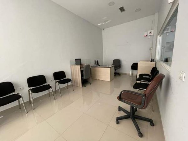 Tirane, jepet me qera ambjent biznesi Kati 5, 120 m² 1.000 Euro (Ali Demi)
