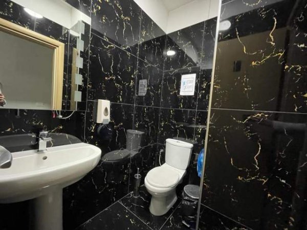 Tirane, jepet me qera ambjent biznesi Kati 5, 120 m² 1.000 Euro (Ali Demi)