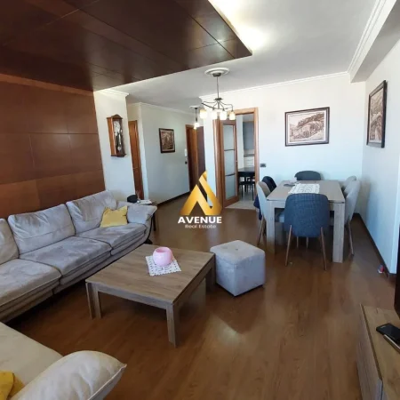 Tirane, jepet me qera apartament 3+1+Aneks+Ballkon Kati 7, 157 m² 1.100 € (Rruga Myslym Shyri)