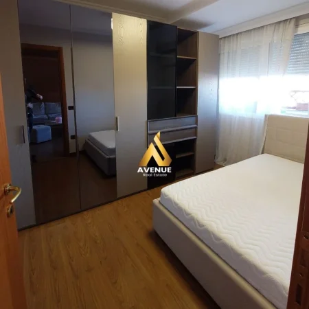 Tirane, jepet me qera apartament 3+1+Aneks+Ballkon Kati 7, 157 m² 1.100 € (Rruga Myslym Shyri)