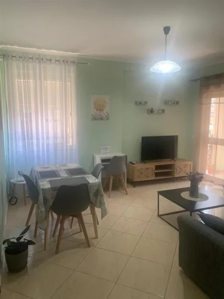 Tirane, jepet me qera apartament 1+1+Ballkon Kati 4, 68 m² 500 € (Kryqezimi i Selvise prane Black Diamond Hotel ( rruga Siri Kodra))