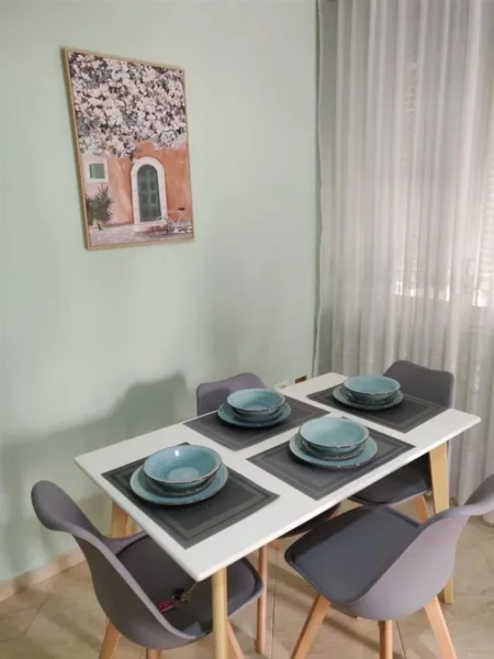 Tirane, jepet me qera apartament 1+1+Ballkon Kati 4, 68 m² 500 € (Kryqezimi i Selvise prane Black Diamond Hotel ( rruga Siri Kodra))