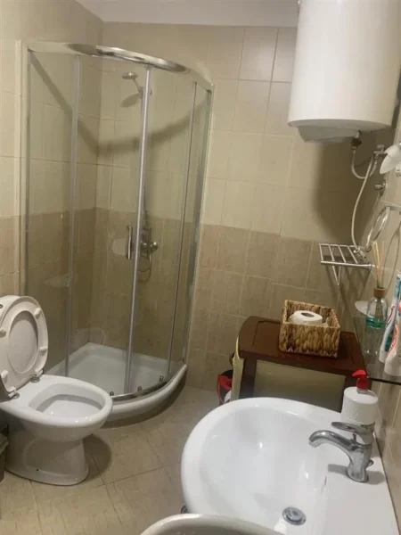 Tirane, jepet me qera apartament 1+1+Ballkon Kati 4, 68 m² 500 € (Kryqezimi i Selvise prane Black Diamond Hotel ( rruga Siri Kodra))