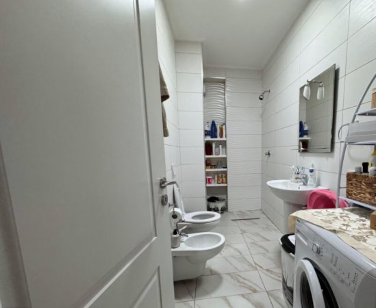 Tirane, jepet me qera apartament 2+1+Ballkon Kati 6, 90 m² 620 € (rruga 5 Maj)