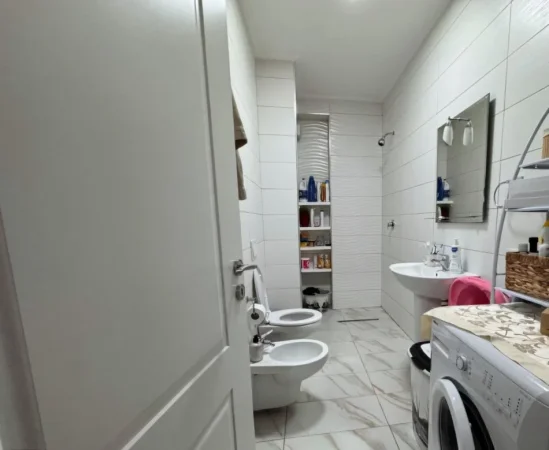 Tirane, jepet me qera apartament 2+1+Ballkon Kati 6, 90 m² 620 € (rruga 5 Maj)