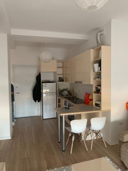 Tirane, jepet me qera apartament 1+1+Ballkon Kati 8, 65 m² 65 € (21 Dhjetori)