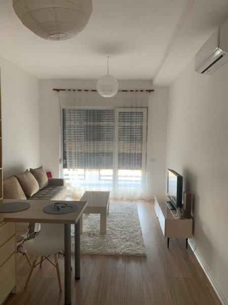 Tirane, jepet me qera apartament 1+1+Ballkon Kati 8, 65 m² 65 € (21 Dhjetori)