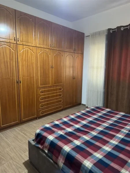 Tirane, jepet me qera apartament 1+1+Ballkon Kati 1, 60 m² 390 € (Rruga 5 Maj prane Shkolles Tirana Jone)