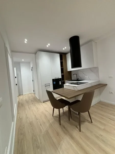 Tirane, jap me qera apartament 1+1 Kati 6, 500 € (Astir)
