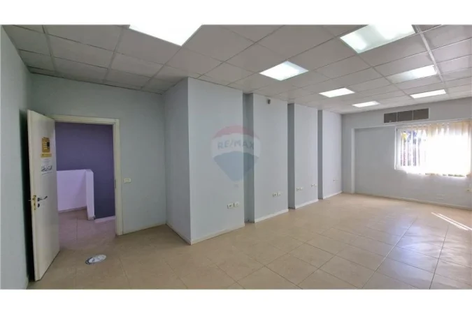 Vlore, jepet me qera ambjent biznesi Kati 2, 160 m² 900 € (Rr.Cipajve)