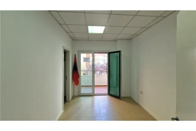 Vlore, jepet me qera ambjent biznesi Kati 2, 160 m² 900 € (Rr.Cipajve)