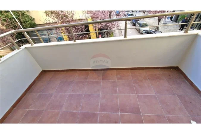 Vlore, jepet me qera ambjent biznesi Kati 2, 160 m² 900 € (Rr.Cipajve)
