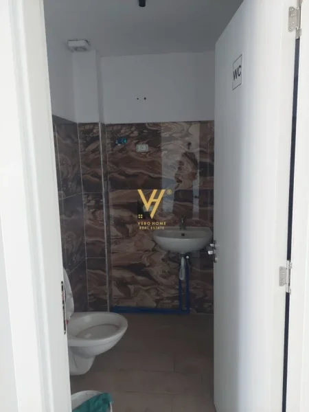 Tirane, shitet dyqan Kati 0, 36 m² 108.000 € (SELITE)