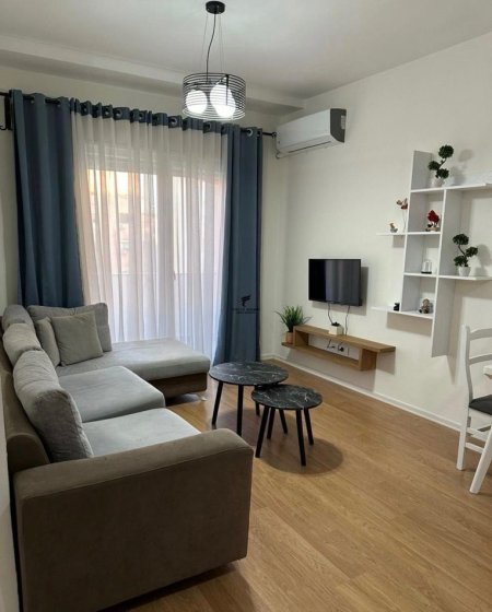 Tirane, jepet me qera apartament 1+1+Ballkon Kati 4, 60 m² 500 € (BRRYLI)