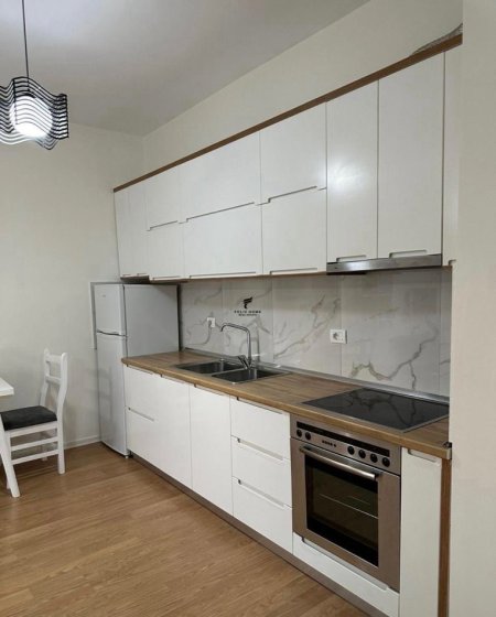Tirane, jepet me qera apartament 1+1+Ballkon Kati 4, 60 m² 500 € (BRRYLI)