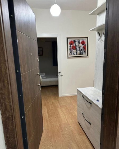 Tirane, jepet me qera apartament 1+1+Ballkon Kati 4, 60 m² 500 € (BRRYLI)