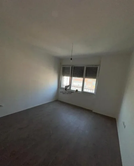 Tirane, jepet me qera zyre Kati 3, 95 m² 1.100 € (PAZARI I RI)