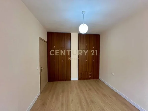 Tirane, shitet apartament 2+1+Aneks+Ballkon Kati 5, 81 m² 105.000 € (Neom110528)