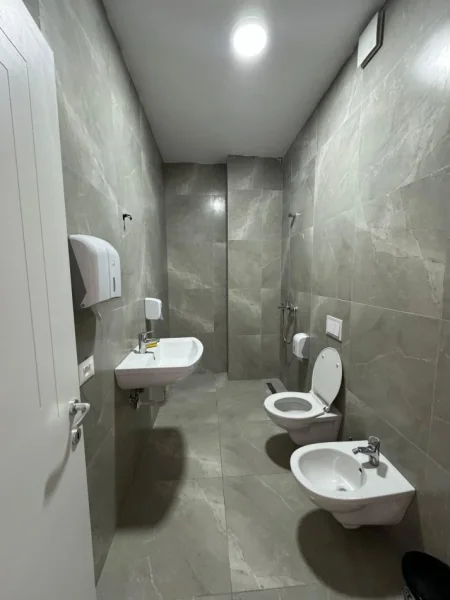 Tirane, jepet me qera ambjent biznesi Kati 18, 160 m² 1.500 € 