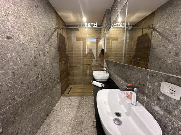 Tirane, jepet me qera apartament 3+1+Ballkon , 160 m² 2.500 € (Rruga Ibrahim Rugova)