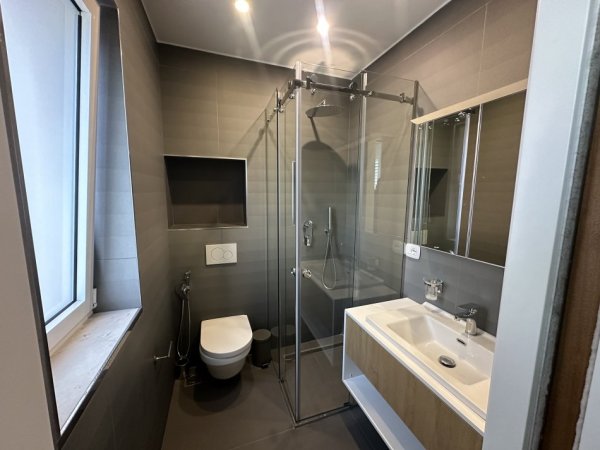 Tirane, jepet me qera apartament 3+1+Ballkon , 160 m² 2.500 € (Rruga Ibrahim Rugova)