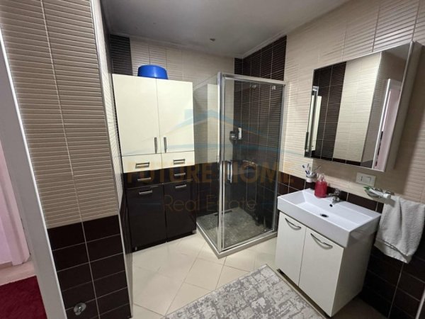 Tirane, jepet me qera apartament 2+1 Kati 3, 95 m² 550 € (UNAZA E RE)