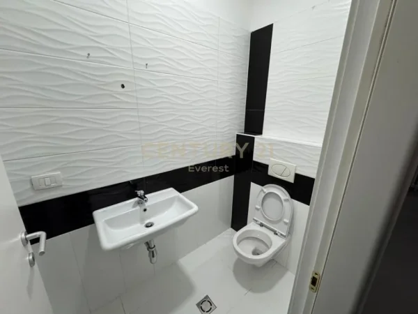 Tirane, jepet me qera zyre Kati 2, 55 m² 800 € (Delijorgji)