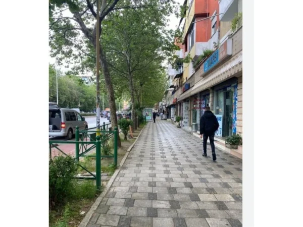 Tirane, jepet me qera dyqan Kati 3, 50 m² 1.000 € (Rruga e Kavajes)