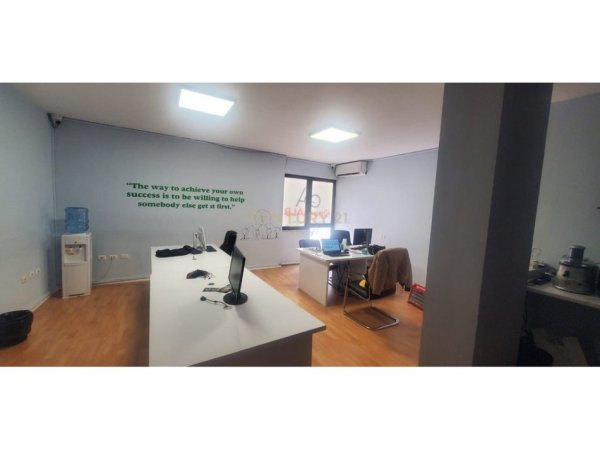 Tirane, jepet me qera ambjent biznesi Kati 4, 125 m² 1.200 € (ZONEN E ISH BLLOKUT)