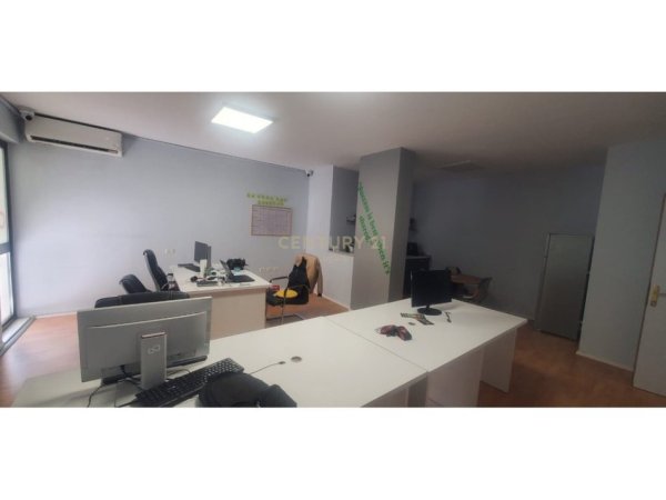 Tirane, jepet me qera ambjent biznesi Kati 4, 125 m² 1.200 € (ZONEN E ISH BLLOKUT)