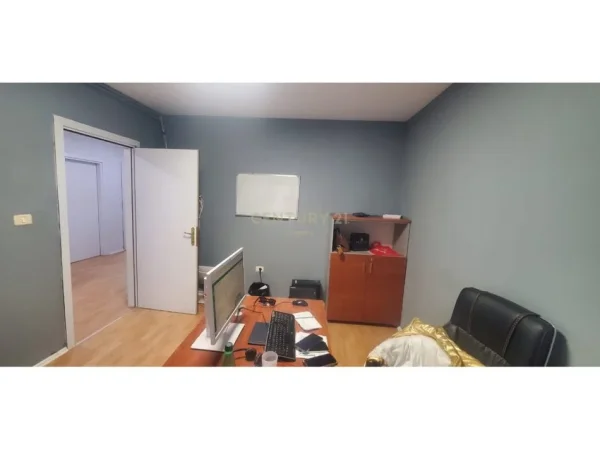 Tirane, jepet me qera ambjent biznesi Kati 4, 125 m² 1.200 € (ZONEN E ISH BLLOKUT)