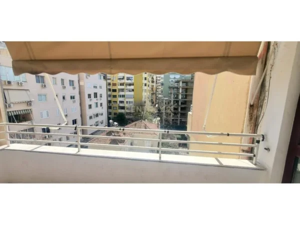 Tirane, jepet me qera ambjent biznesi Kati 4, 125 m² 1.200 € (ZONEN E ISH BLLOKUT)