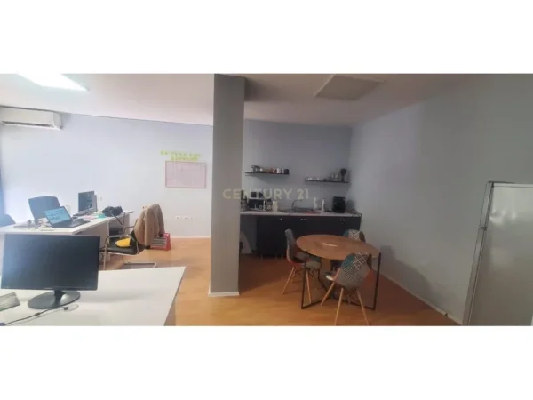 Tirane, jepet me qera ambjent biznesi Kati 4, 125 m² 1.200 € (ZONEN E ISH BLLOKUT)
